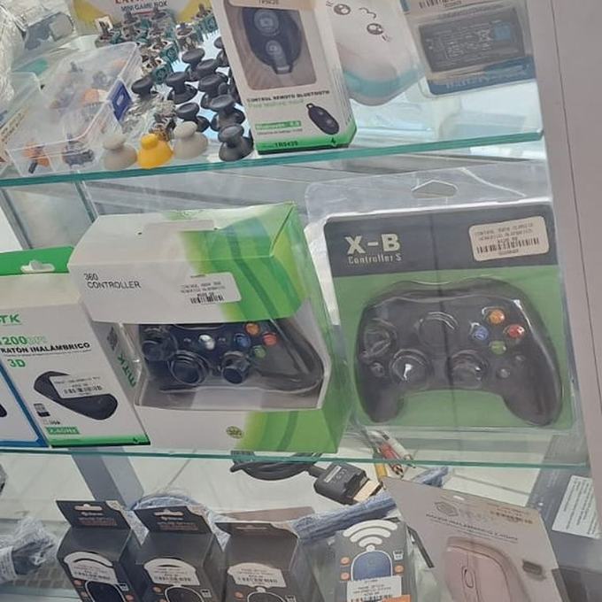 Vitrina de gaming con controles de Xbox y PlayStation en Miniphone