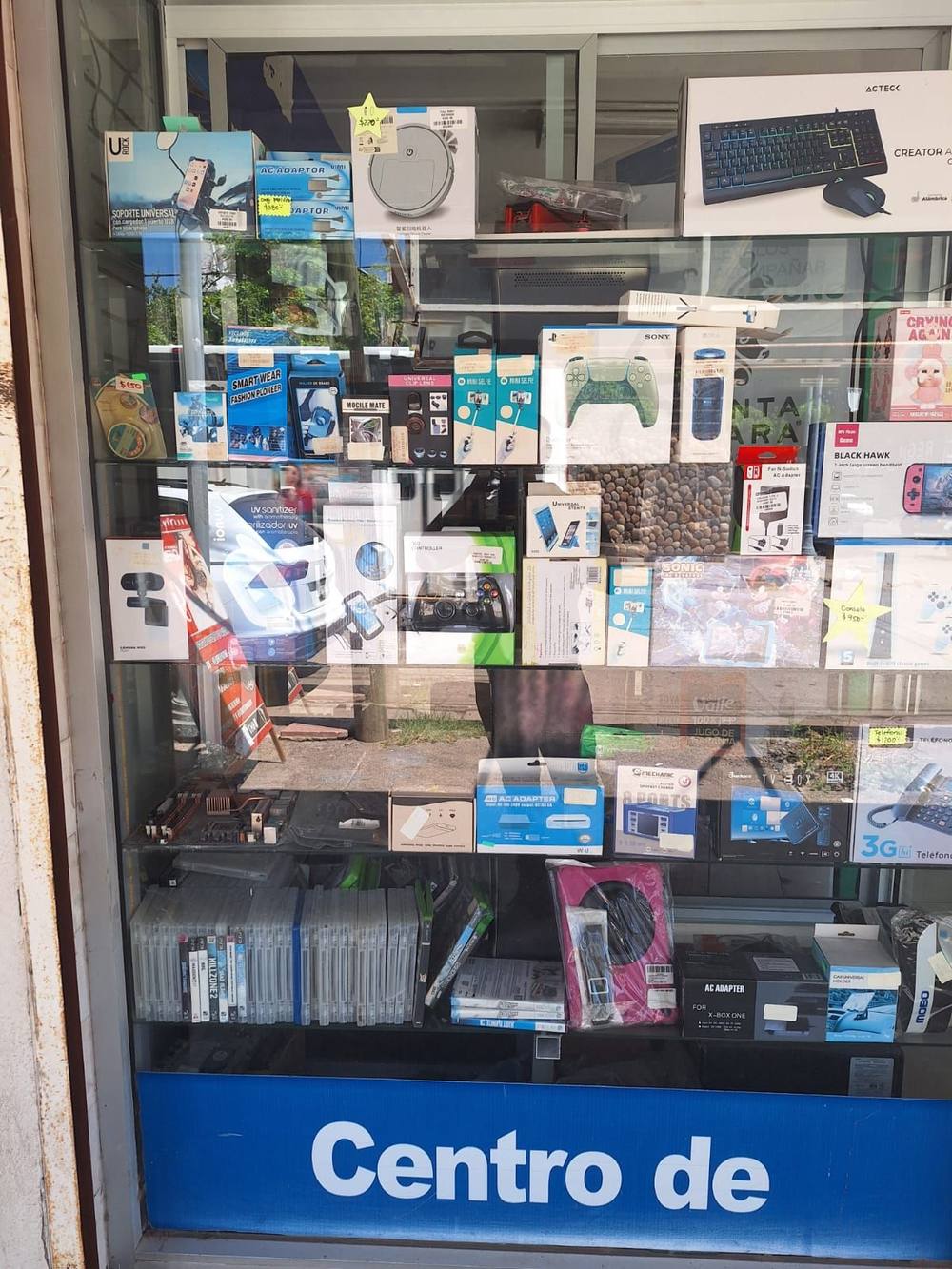 Escaparate con consolas, teclados y accesorios de cómputo