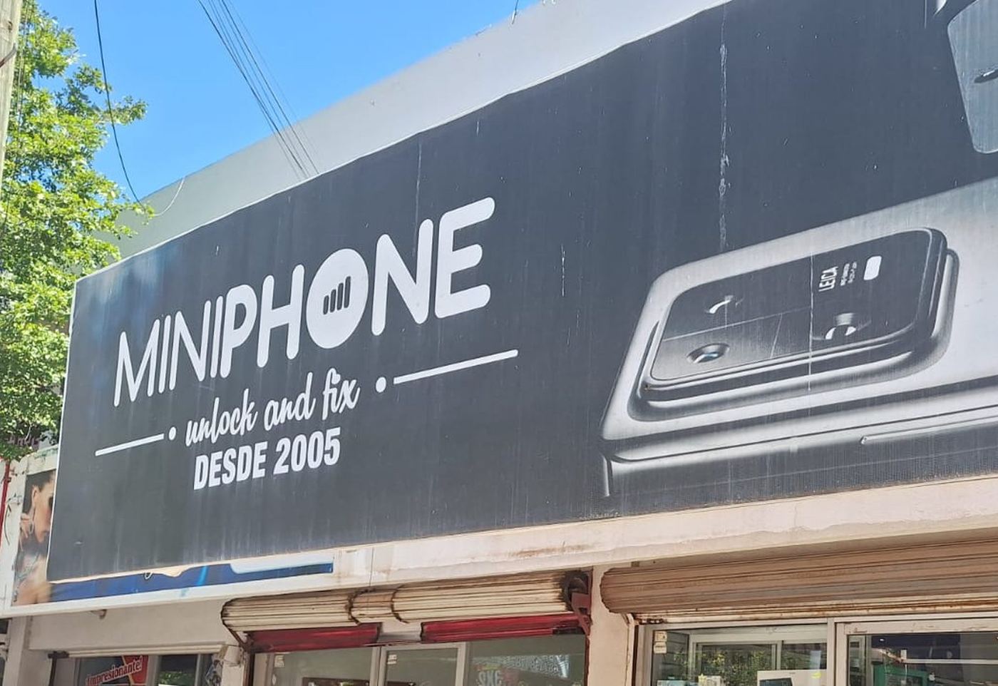 Fachada de Miniphone, centro de reparación de celulares en Av. Madero 351, Guasave, Sinaloa