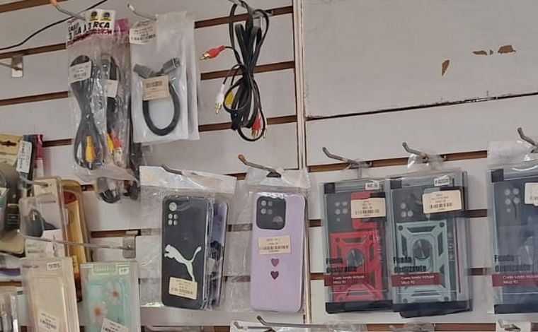 Cables HDMI, RCA y accesorios de carga colgados en la tienda