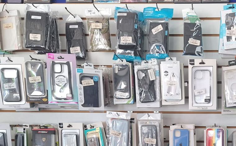 Pared con fundas para celular de todos los modelos en Miniphone