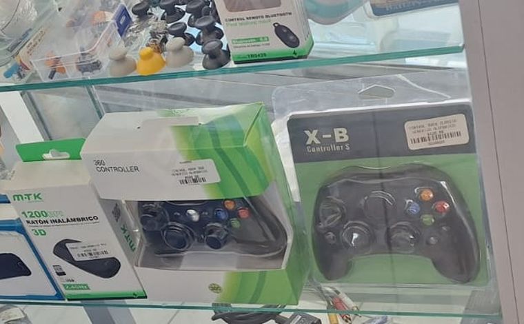 Controles de Xbox 360 y accesorios gaming en la vitrina de Miniphone