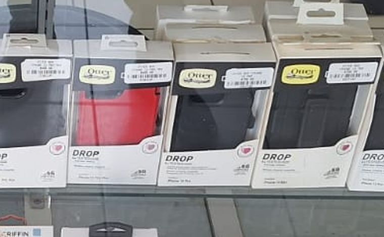 Cajas de fundas OtterBox Defender y Commuter en la vitrina de Miniphone