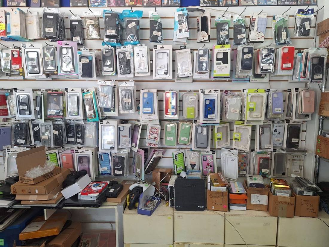 Pared con cientos de fundas y protectores en Miniphone Guasave