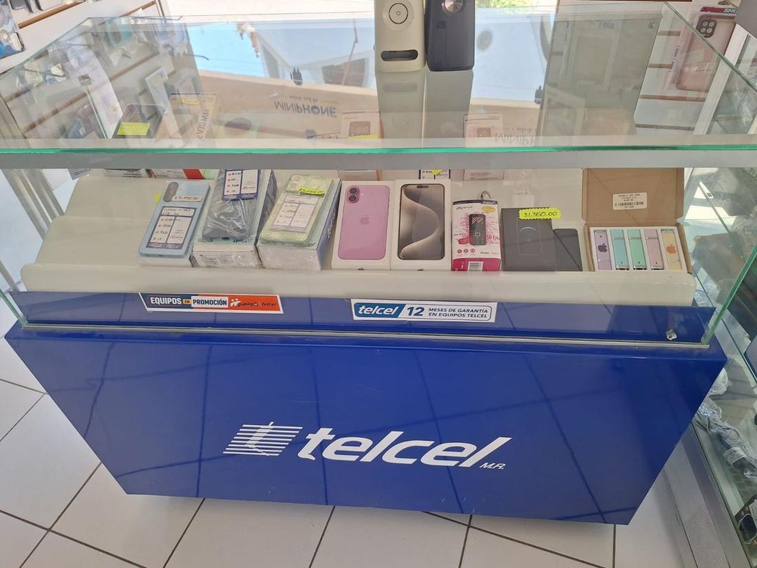 Mostrador Telcel con equipos nuevos